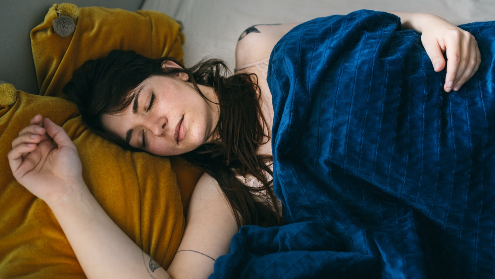 Personne endormie paisiblement sous une couverture lestée bleu nuit