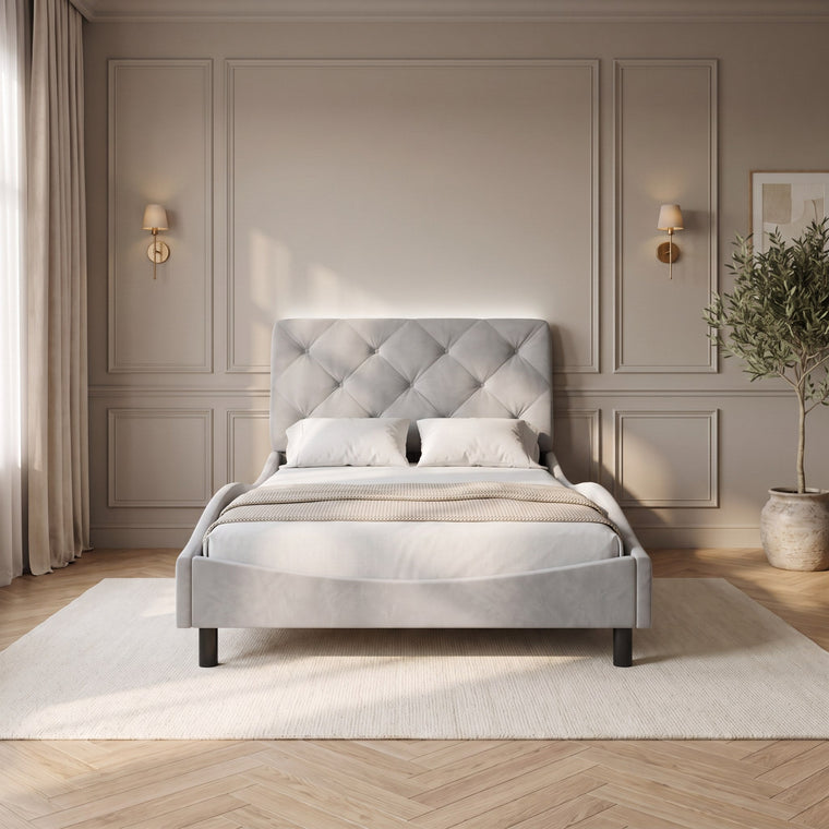 Chambre avec un lit tapissé en velours gris clair et tête de lit à éclairage LED