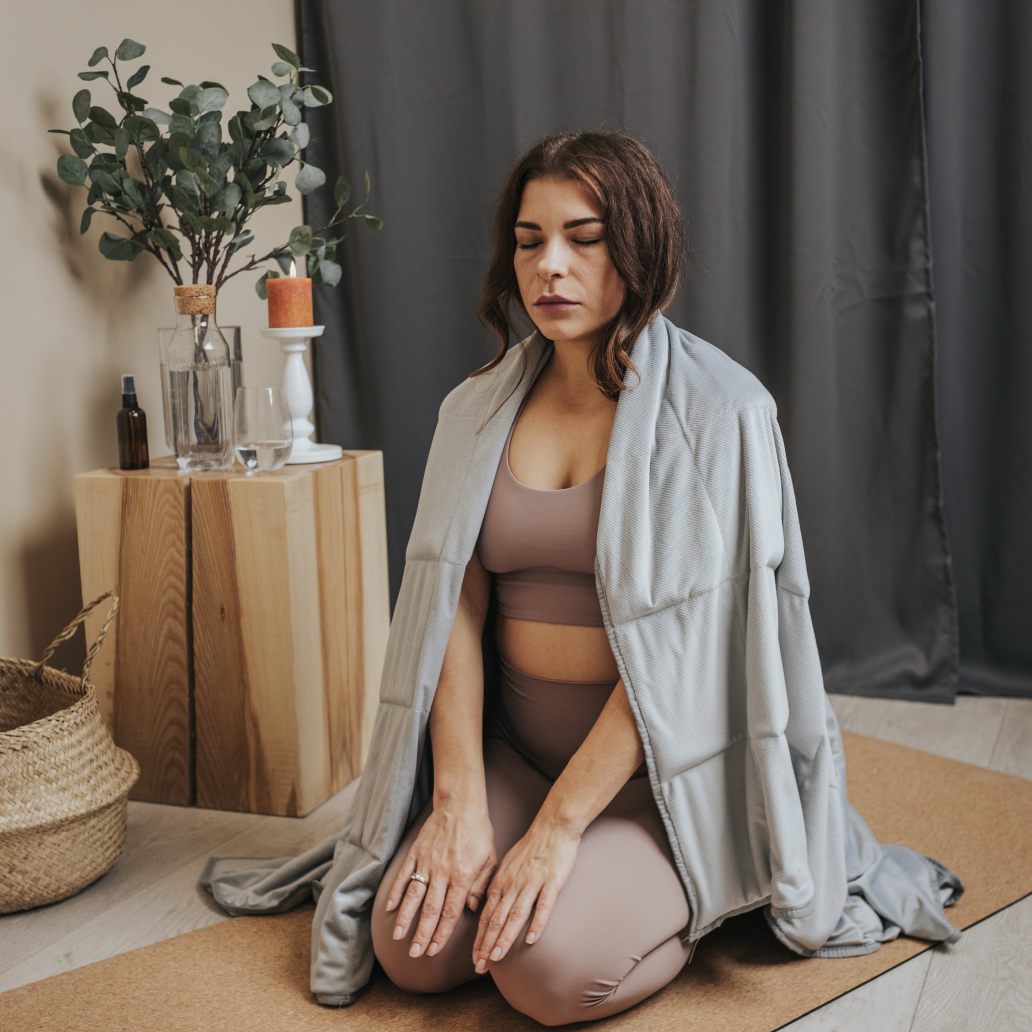 Couverture lestée yoga et méditation, roulée pour le transport