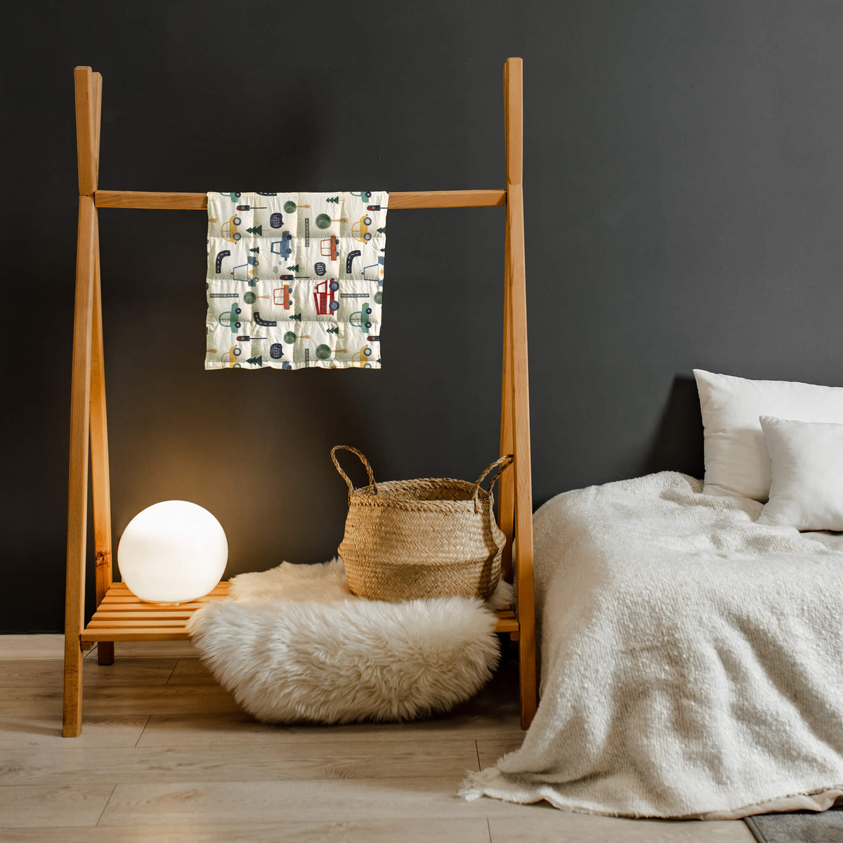 Couverture lestée Balance® Kids à motifs, coloris Véhicules, dans une chambre d'enfant