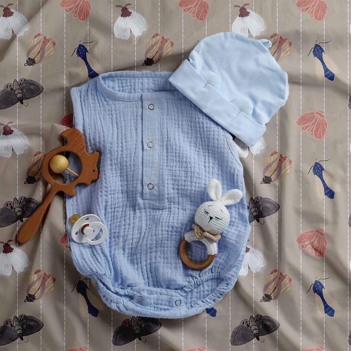 Housse à motifs pour couverture lestée enfant, imprimé Papillons de nuit, sur un lit d'enfant