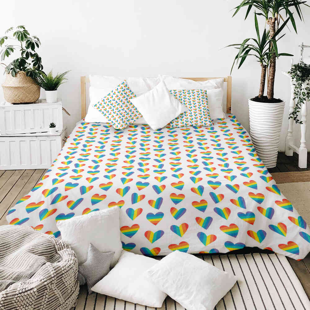 Housse à motifs pour couverture lestée, motif Arc en ciel, sur un lit