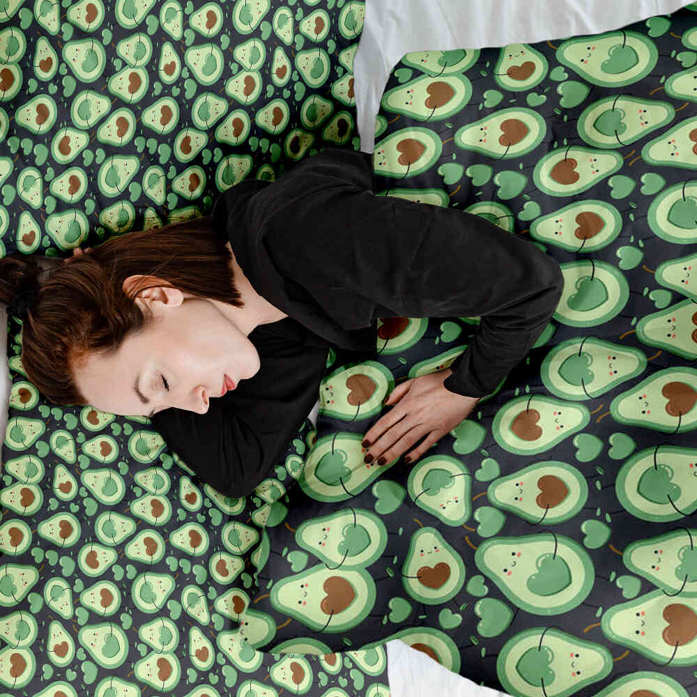Housse à motifs pour couverture lestée, motif Avocat, sur un lit