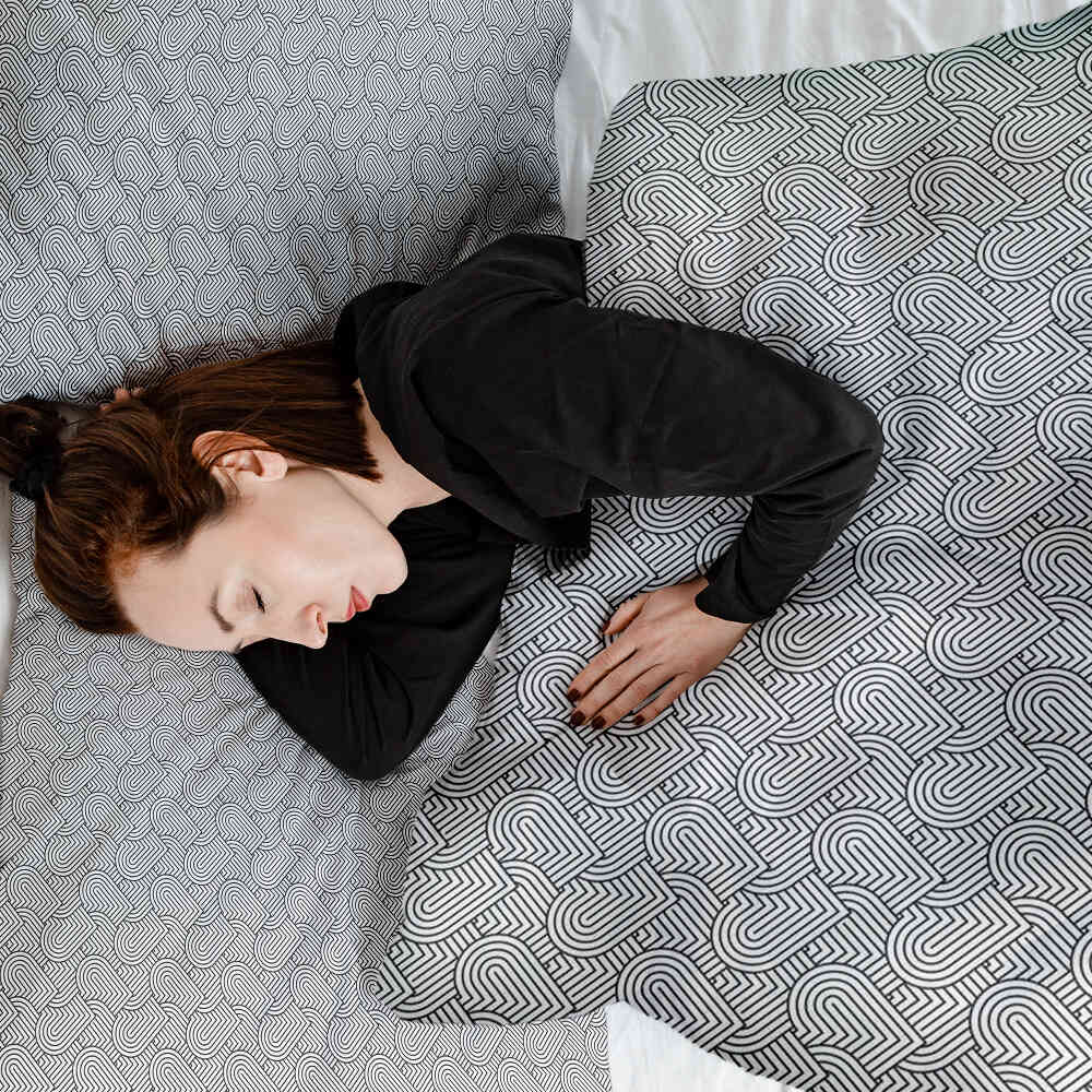 Housse à motifs pour couverture lestée, motif Coeur 2, sur un lit