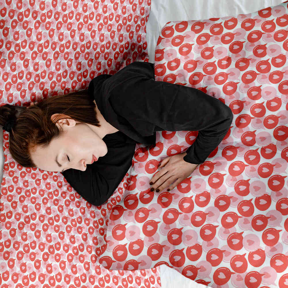 Housse à motifs pour couverture lestée, motif Comme, sur un lit