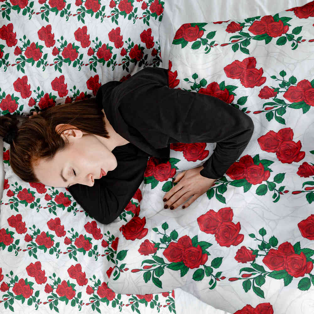 Housse à motifs pour couverture lestée, motif Des Roses, sur un lit