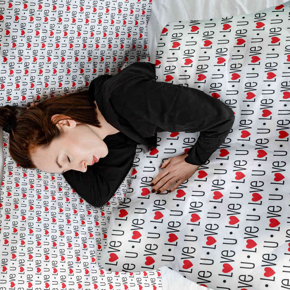 Housse à motifs pour couverture lestée, motif Je t aime 2, sur un lit