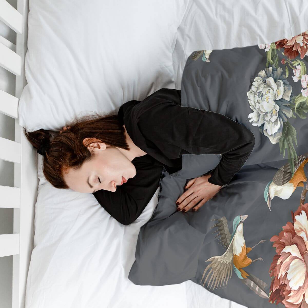 Housse à motifs pour couverture lestée, motif Oiseaux, sur un lit