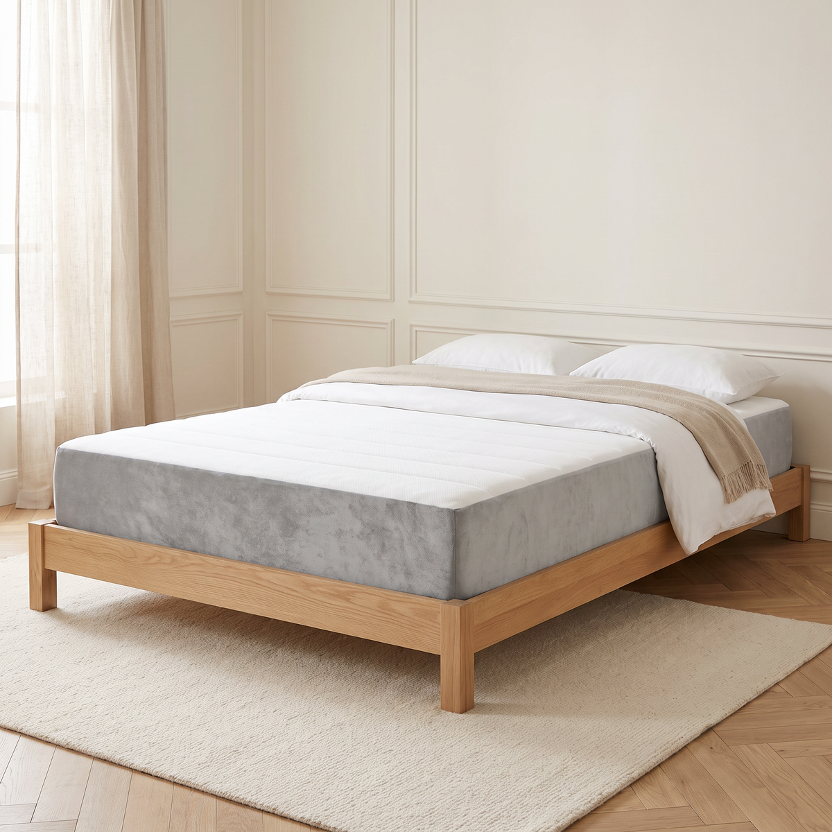 Matelas à ressorts ensachés mi-ferme, 20 cm gris clair, vue jour 3/4 dans une chambre parisienne #Couleur_Gris clair