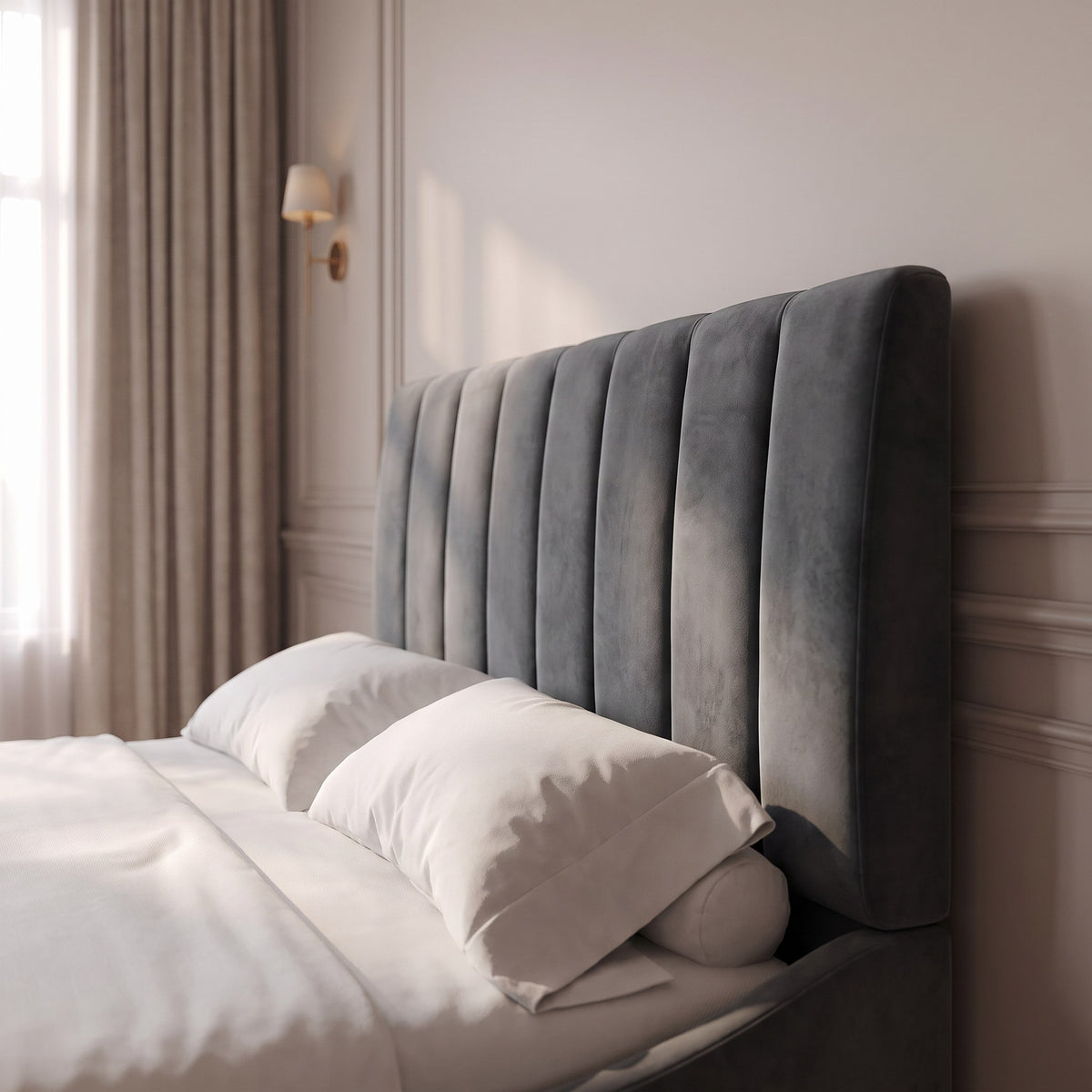 Sommier en velours avec LED, tête de lit fine, gris foncé, détail de la tête de lit à canaux verticaux