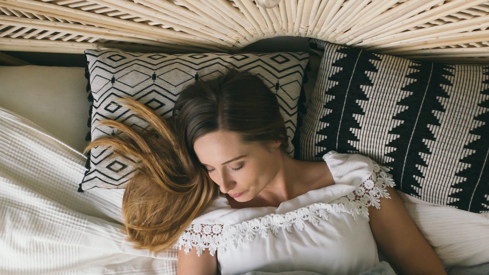 Femme endormie toute la nuit sous une couverture lestée grise