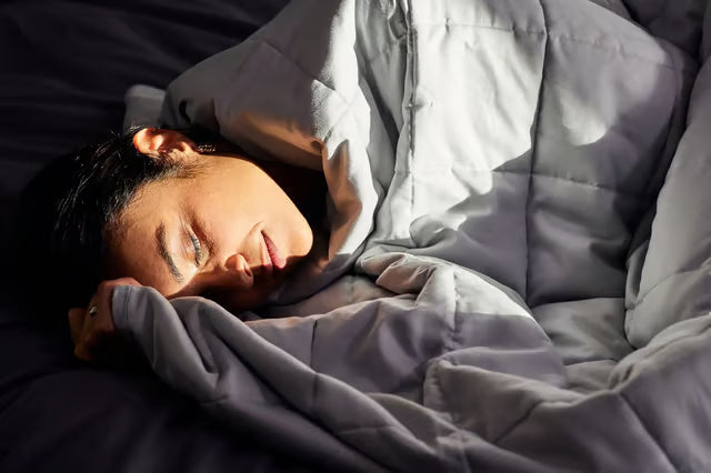 Couverture lestée sur un lit, ambiance apaisée pour un sommeil profond
