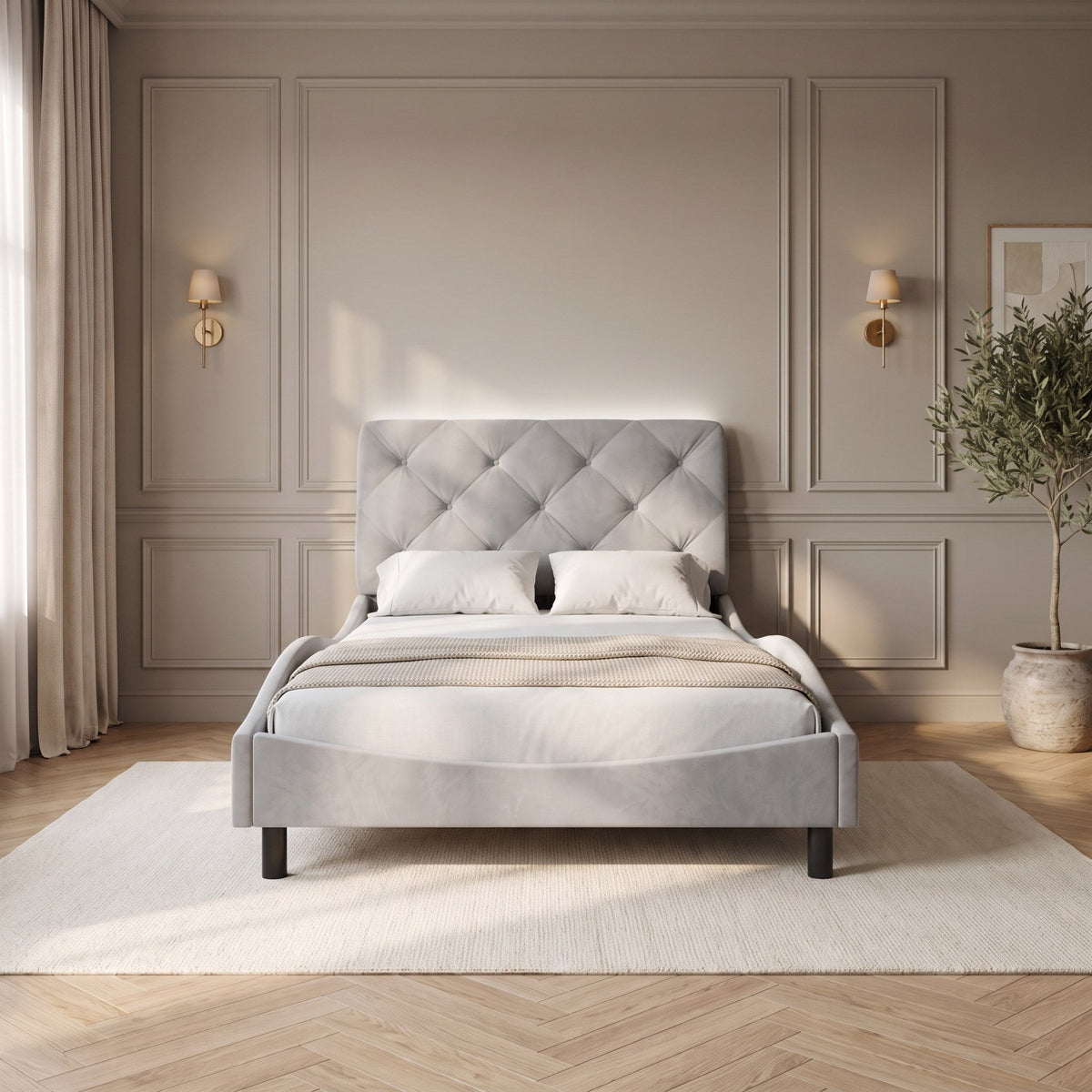 Lit avec tête de lit en velours gris clair et éclairage LED dans une chambre