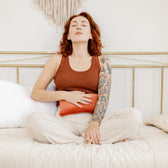 Bouillotte aux cosses de sarrasin, housse velours Gingembre, de profil #Modèle_Gingembre (velours)