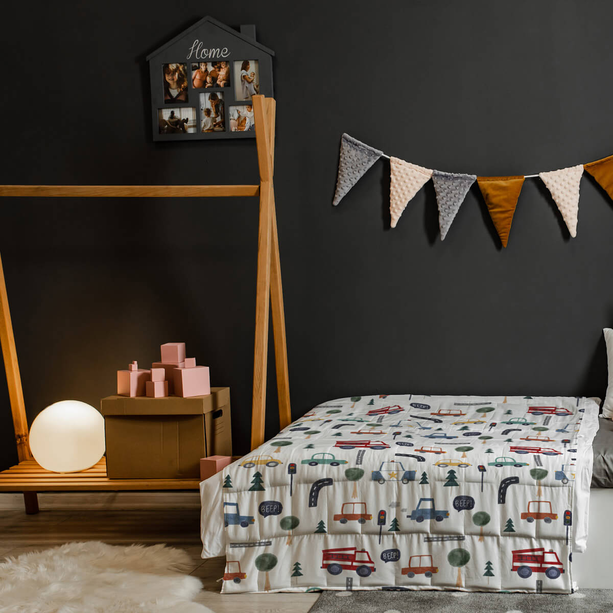 Couverture lestée Balance® Kids à motifs, coloris Véhicules, étalée sur le lit