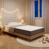Matelas enfant à ressorts ensachés 80 x 160 cm, mi-ferme gris foncé, ambiance du soir lampes allumées dans une chambre d'enfant #Couleur_Gris foncé