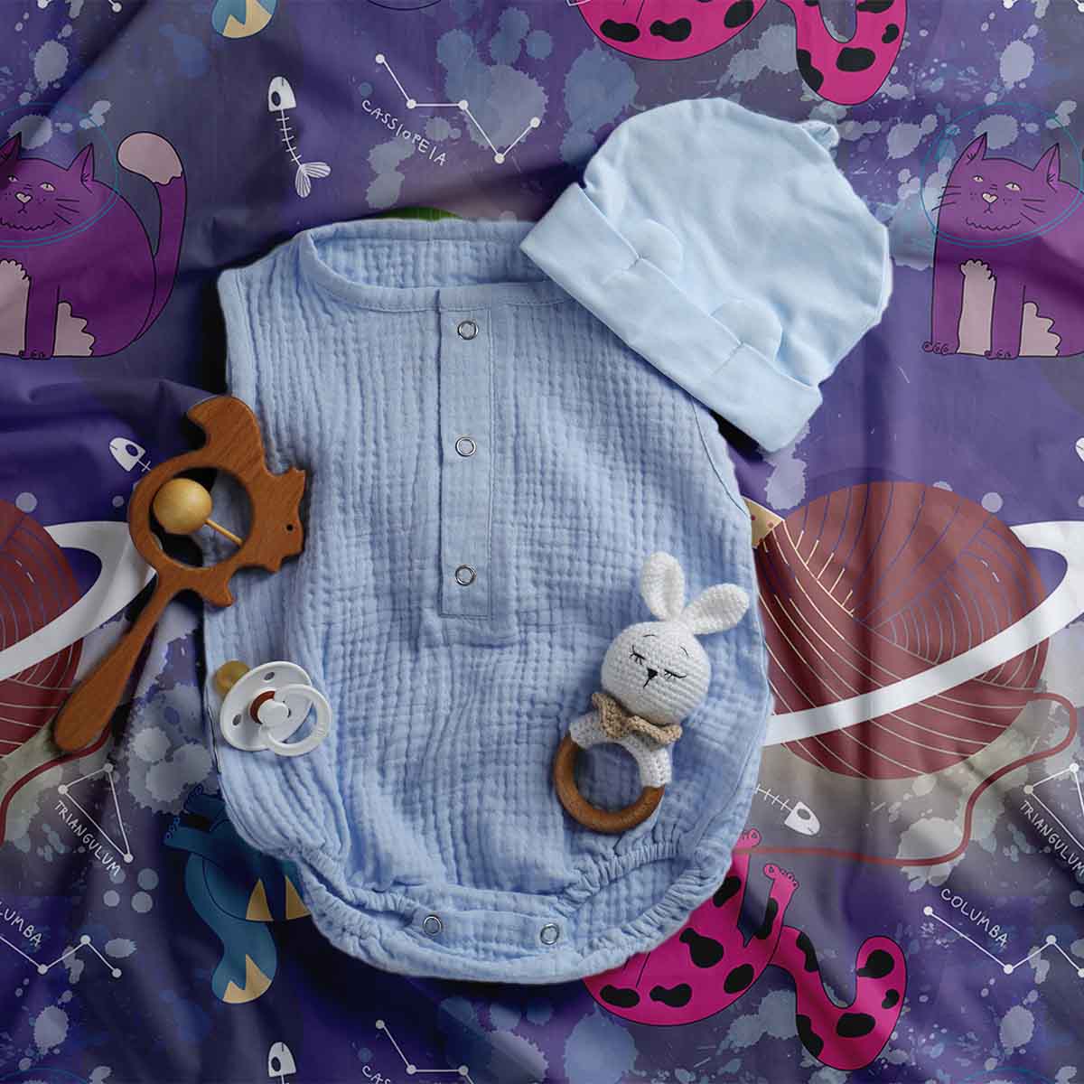 Housse à motifs pour couverture lestée enfant, imprimé Chats de l'espace, sur un lit d'enfant