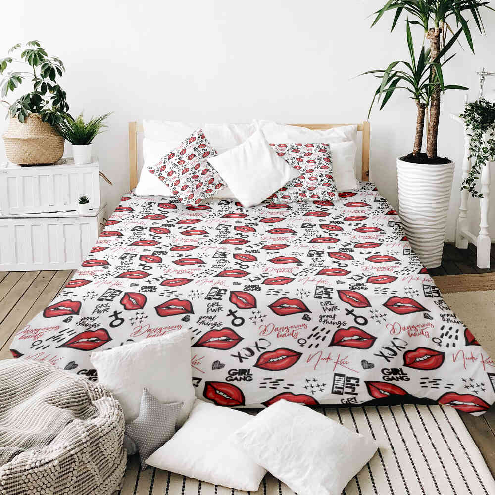 Housse à motifs pour couverture lestée, motif Embrasser, sur un lit