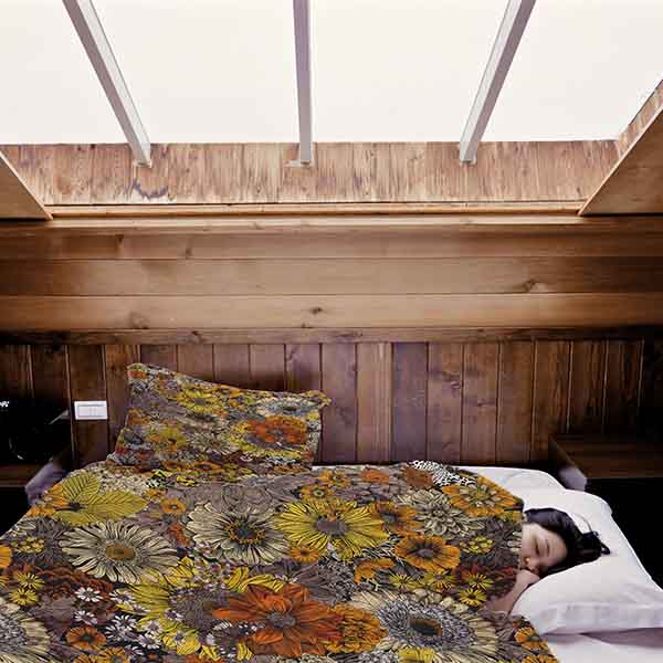 Housse à motifs pour couverture lestée, motif Fleurs, sur un lit