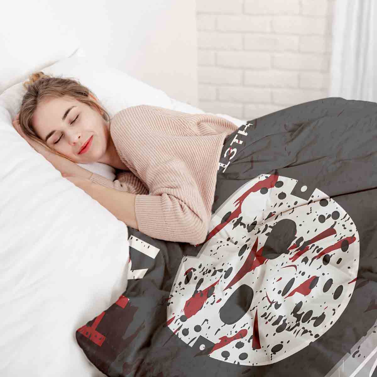 Housse à motifs pour couverture lestée, motif Masque avec des couteaux, sur un lit