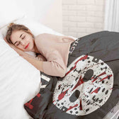 Housse à motifs pour couverture lestée, motif Masque avec des couteaux, sur un lit #Motif_Masque avec des couteaux