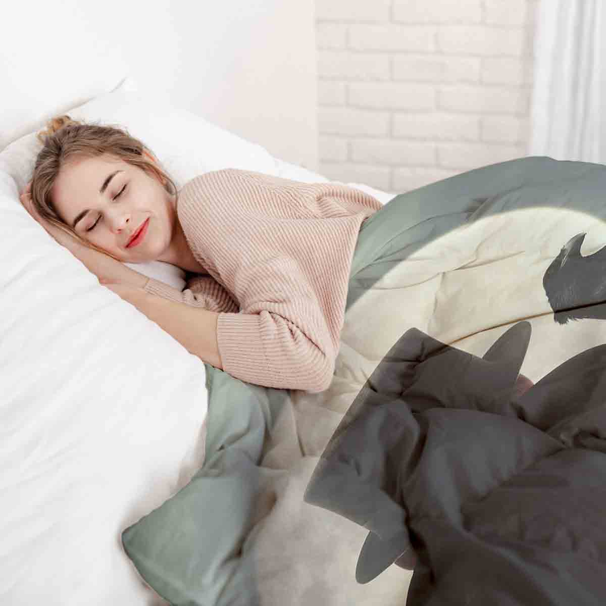 Housse à motifs pour couverture lestée, motif Homme avec un corbeau, sur un lit