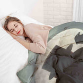 Housse à motifs pour couverture lestée, motif Homme avec un corbeau, sur un lit #Motif_Homme avec un corbeau