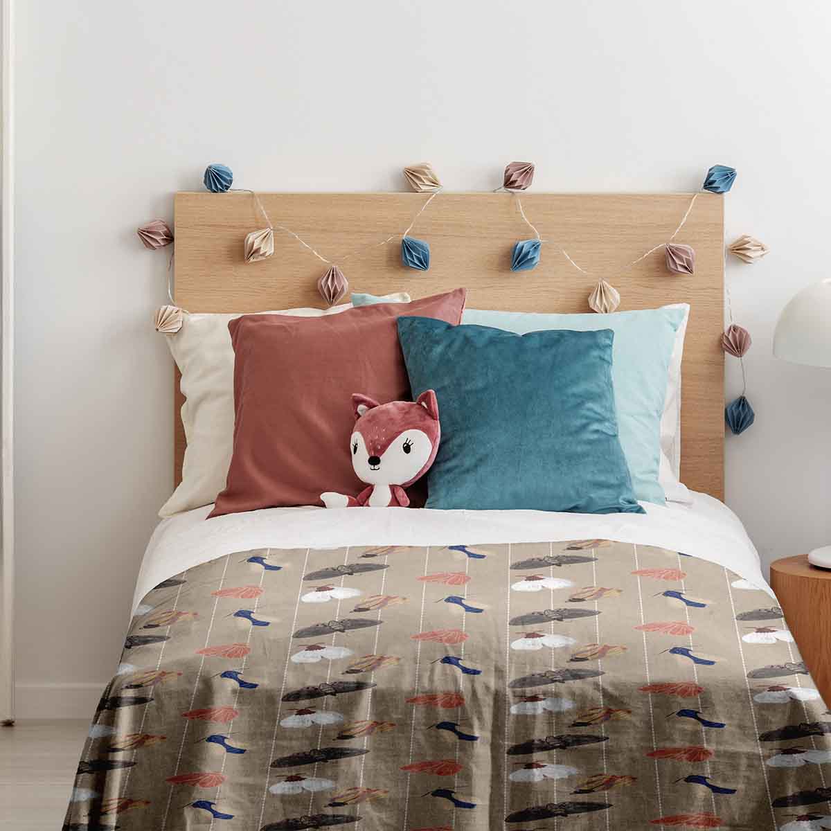 Housse à motifs pour couverture lestée enfant, imprimé Papillons de nuit, dans une chambre d'enfant