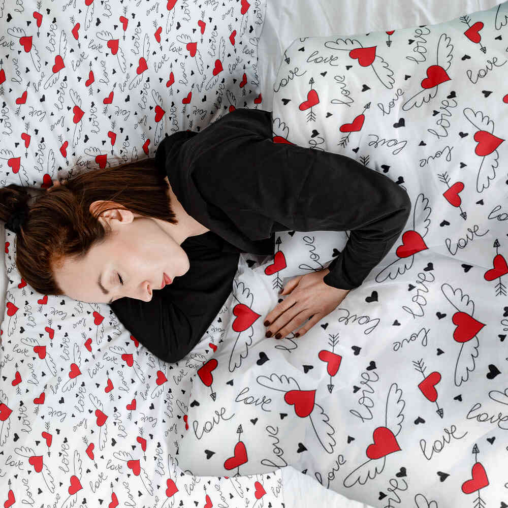 Housse à motifs pour couverture lestée, motif Ailes, sur un lit