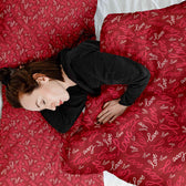 Housse à motifs pour couverture lestée, motif Aimer, sur un lit #Motif_Aimer