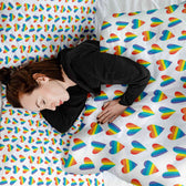 Housse à motifs pour couverture lestée, motif Arc en ciel, sur un lit #Motif_Arc en ciel
