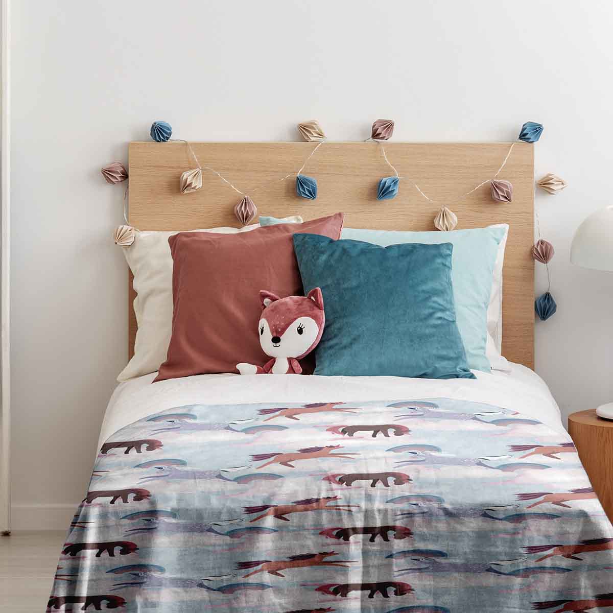 Housse à motifs pour couverture lestée enfant, imprimé Chevaux arc-en-ciel, dans une chambre d'enfant