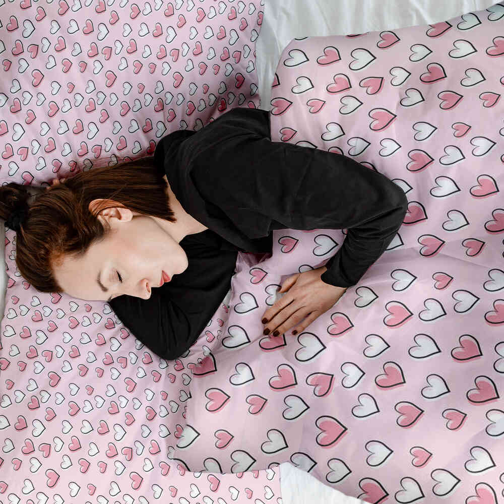 Housse à motifs pour couverture lestée, motif Coeur rose, sur un lit