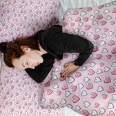 Housse à motifs pour couverture lestée, motif Coeur rose, sur un lit #Motif_Coeur rose