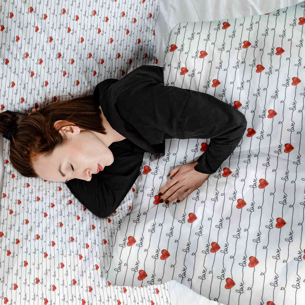 Housse à motifs pour couverture lestée, motif Écrivez, sur un lit