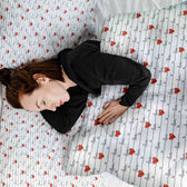 Housse à motifs pour couverture lestée, motif Écrivez, sur un lit #Motif_Écrivez