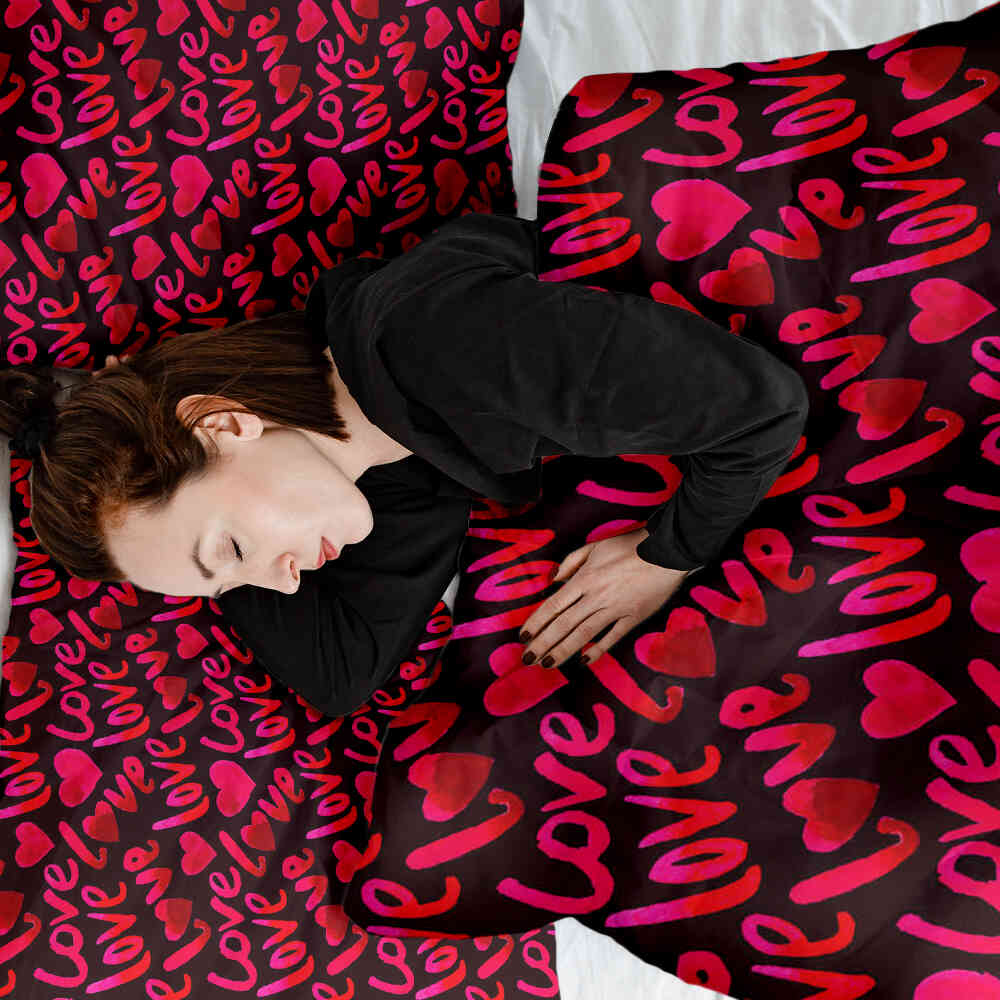 Housse à motifs pour couverture lestée, motif J aime le coeur, sur un lit