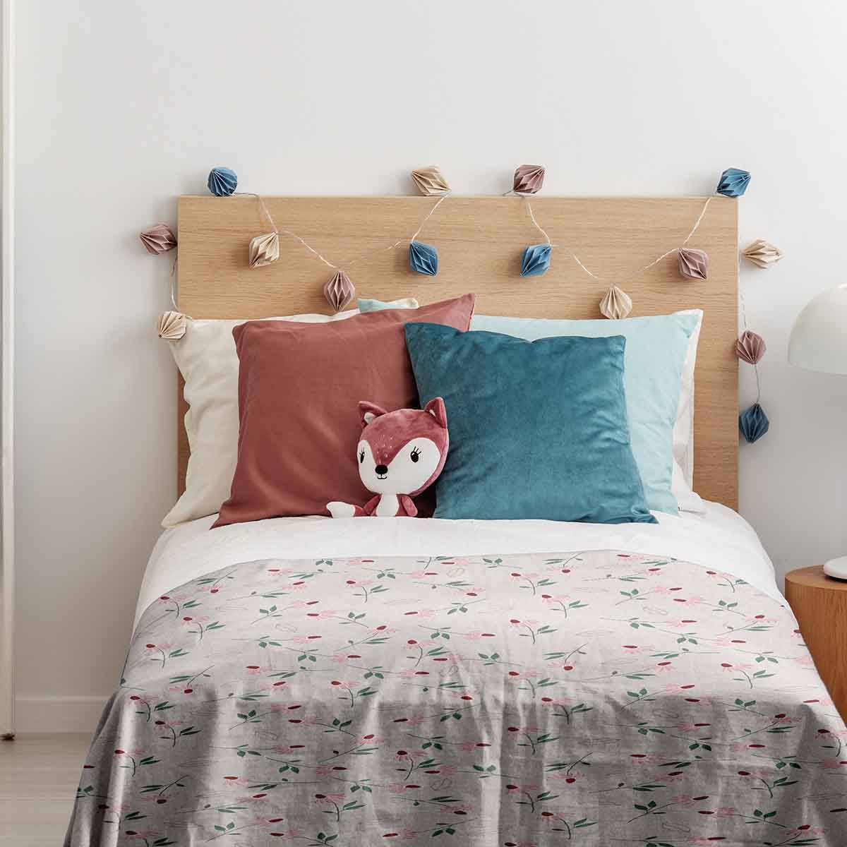 Housse à motifs pour couverture lestée enfant, imprimé Roses, dans une chambre d'enfant