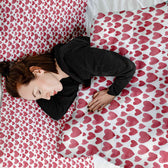 Housse à motifs pour couverture lestée, motif La Saint-Valentin, sur un lit #Motif_La Saint-Valentin
