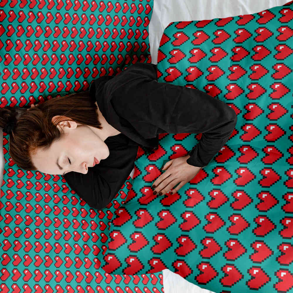Housse à motifs pour couverture lestée, motif L amour du jeu, sur un lit