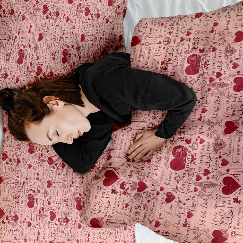 Housse à motifs pour couverture lestée, motif Lettre d amour, sur un lit