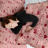 Housse à motifs pour couverture lestée, motif Lettre d amour, sur un lit #Motif_Lettre d amour