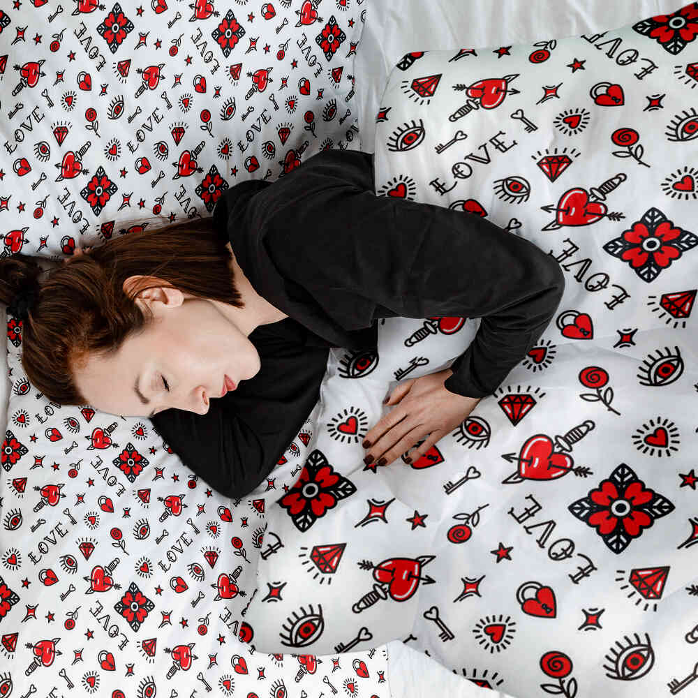 Housse à motifs pour couverture lestée, motif Cadenas d'amour, sur un lit