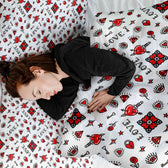 Housse à motifs pour couverture lestée, motif Cadenas d'amour, sur un lit #Motif_Cadenas d'amour