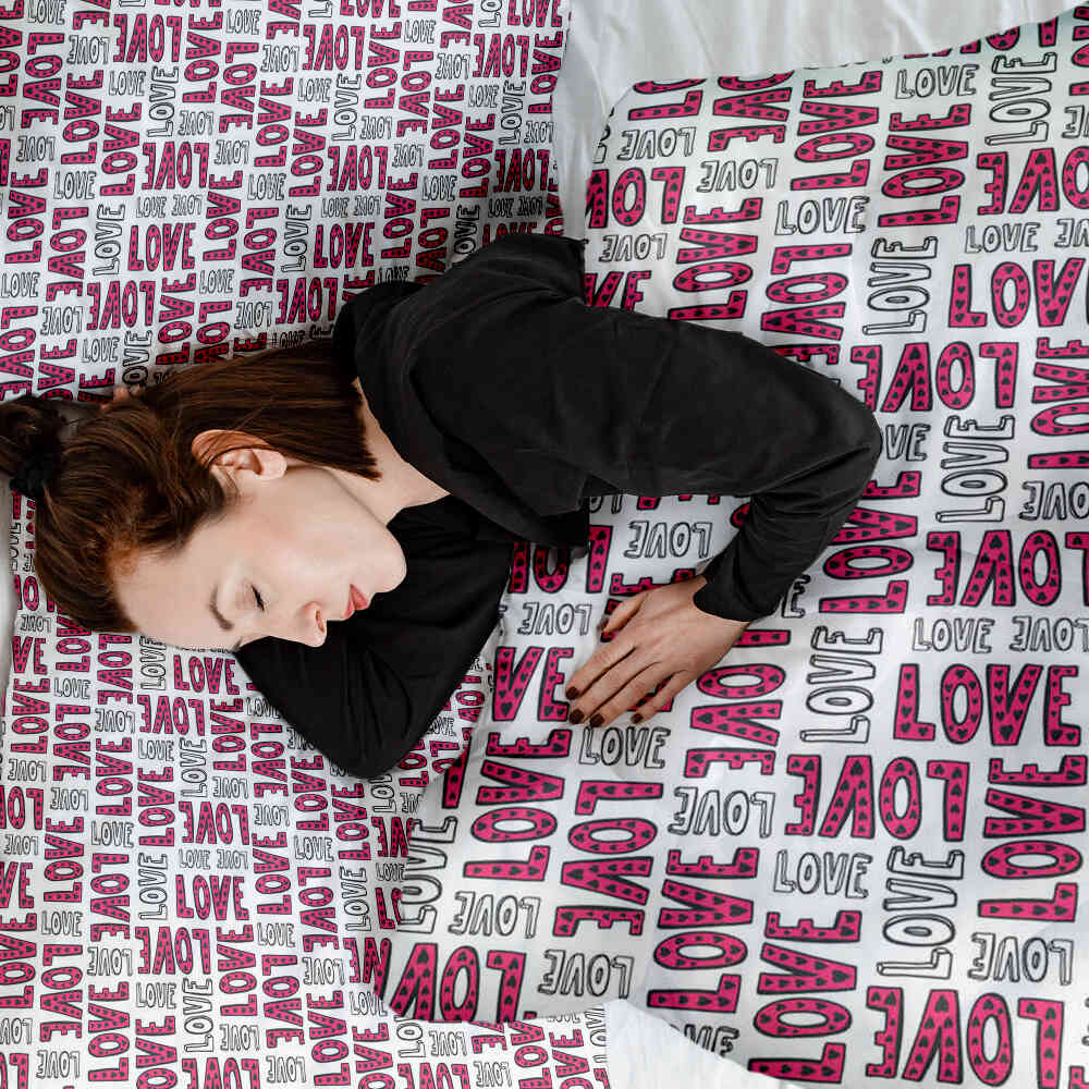 Housse à motifs pour couverture lestée, motif Mur, sur un lit