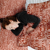 Housse à motifs pour couverture lestée, motif Papier, sur un lit #Motif_Papier