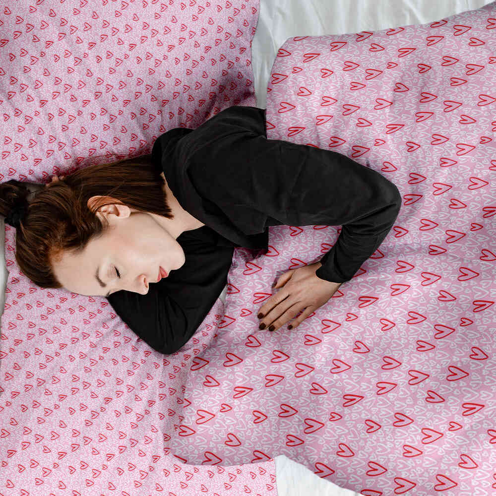 Housse à motifs pour couverture lestée, motif Rose 2, sur un lit