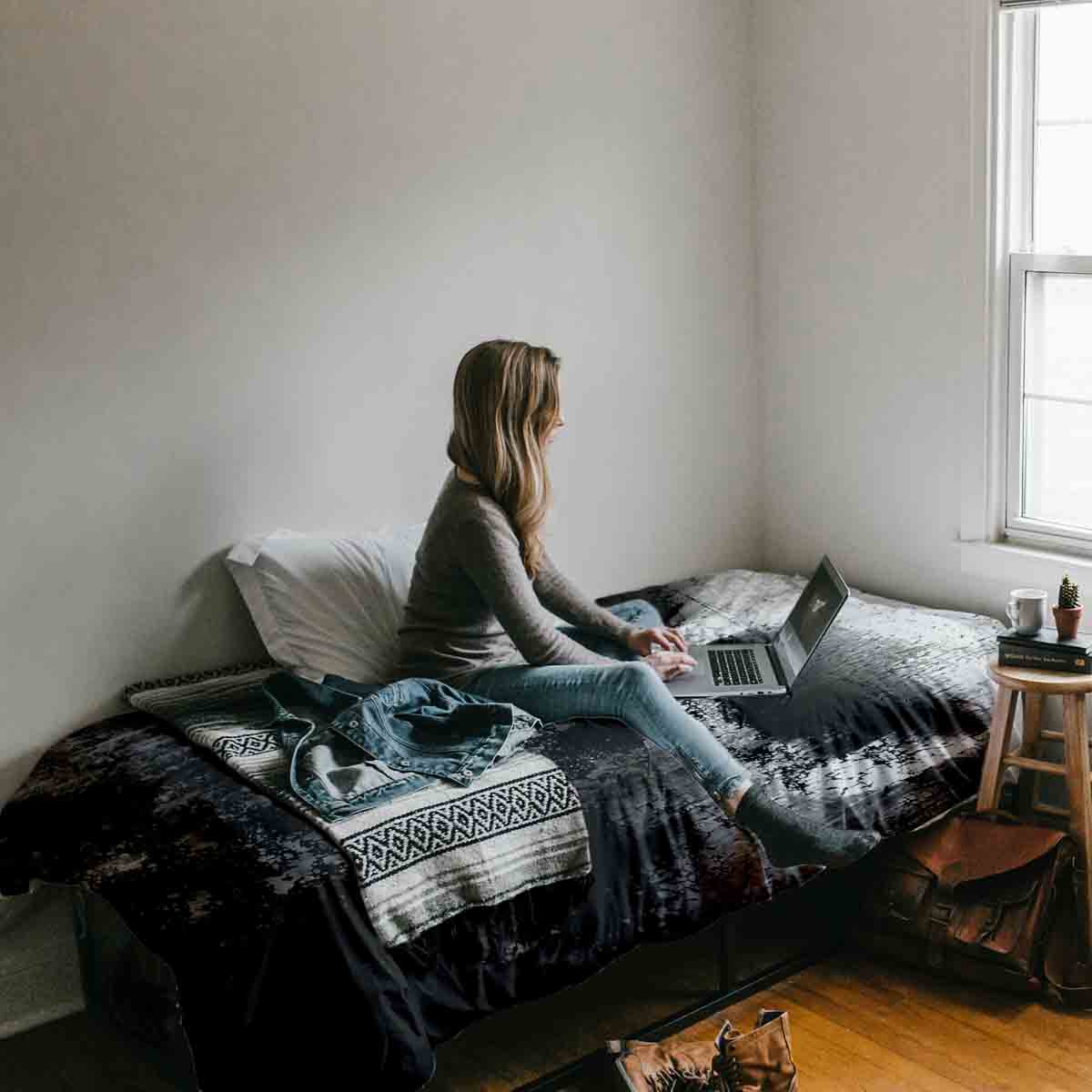 Housse à motifs pour couverture lestée, motif Taches noires, sur un lit