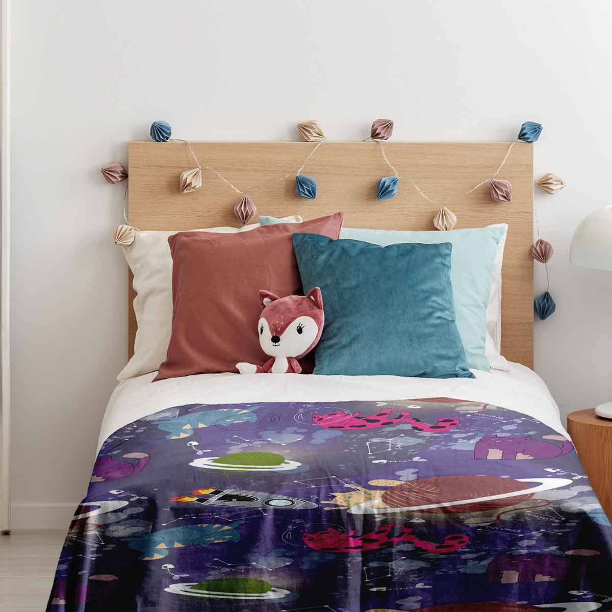 Housse à motifs pour couverture lestée enfant, imprimé Chats de l'espace, dans une chambre d'enfant