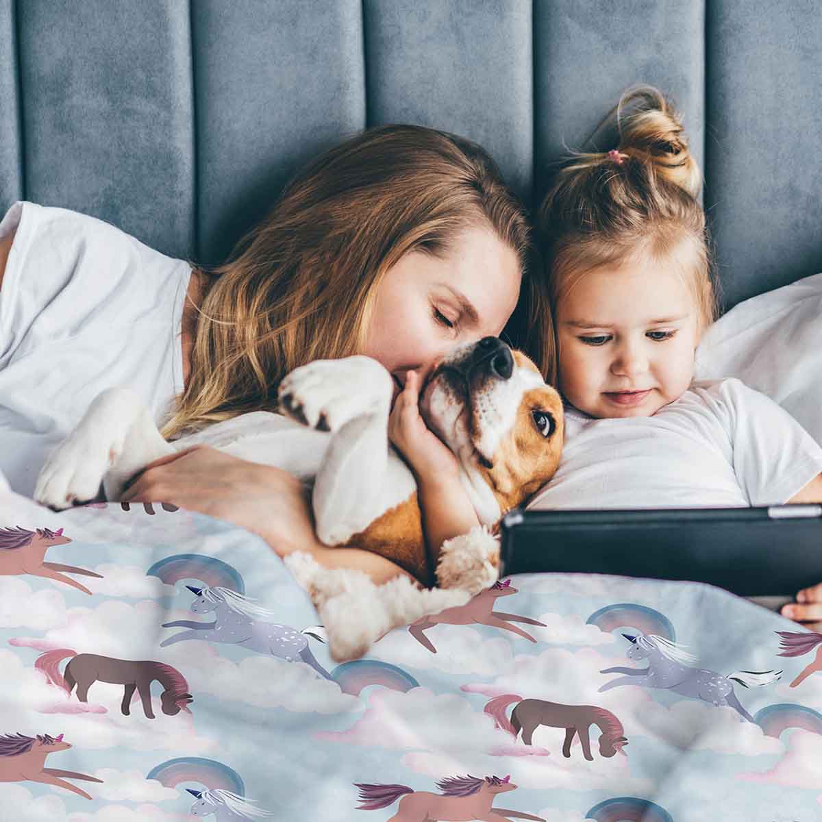 Housse à motifs pour couverture lestée enfant, imprimé Chevaux arc-en-ciel, moment de lecture partagé